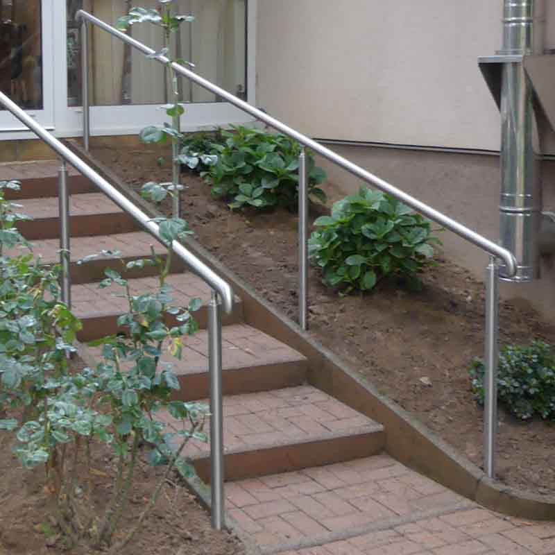 main courante inox escalier exterieur sur poteaux scelles dans le beton
